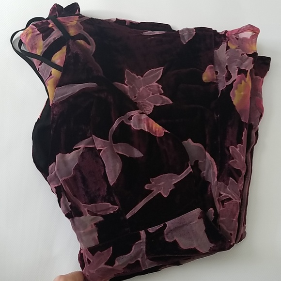 BNWT Velvet cutout romper - Picture 8 of 8